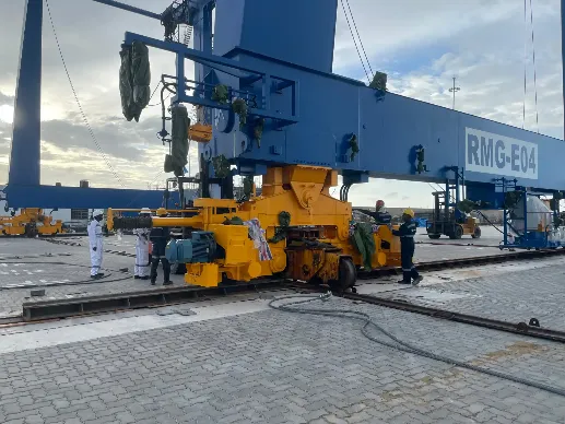 RMG-E04 crane and workers at CWIT.