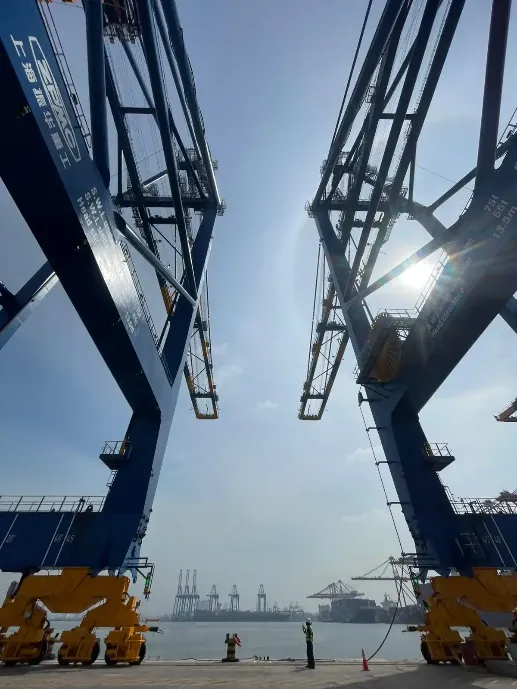 Port quay cranes at CWIT.